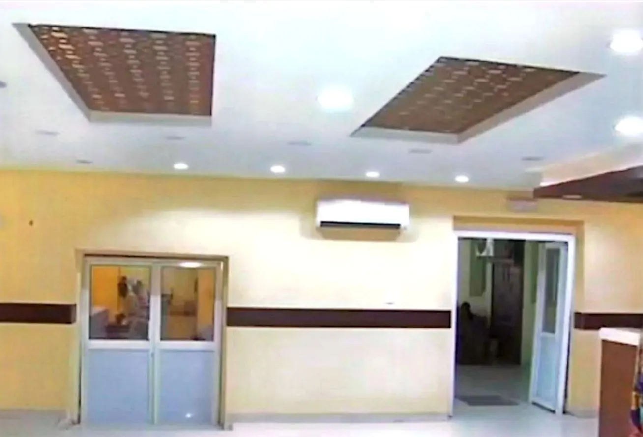 ممر داخلي في أحد المراكز الصحية بعد إعادة التأهيل