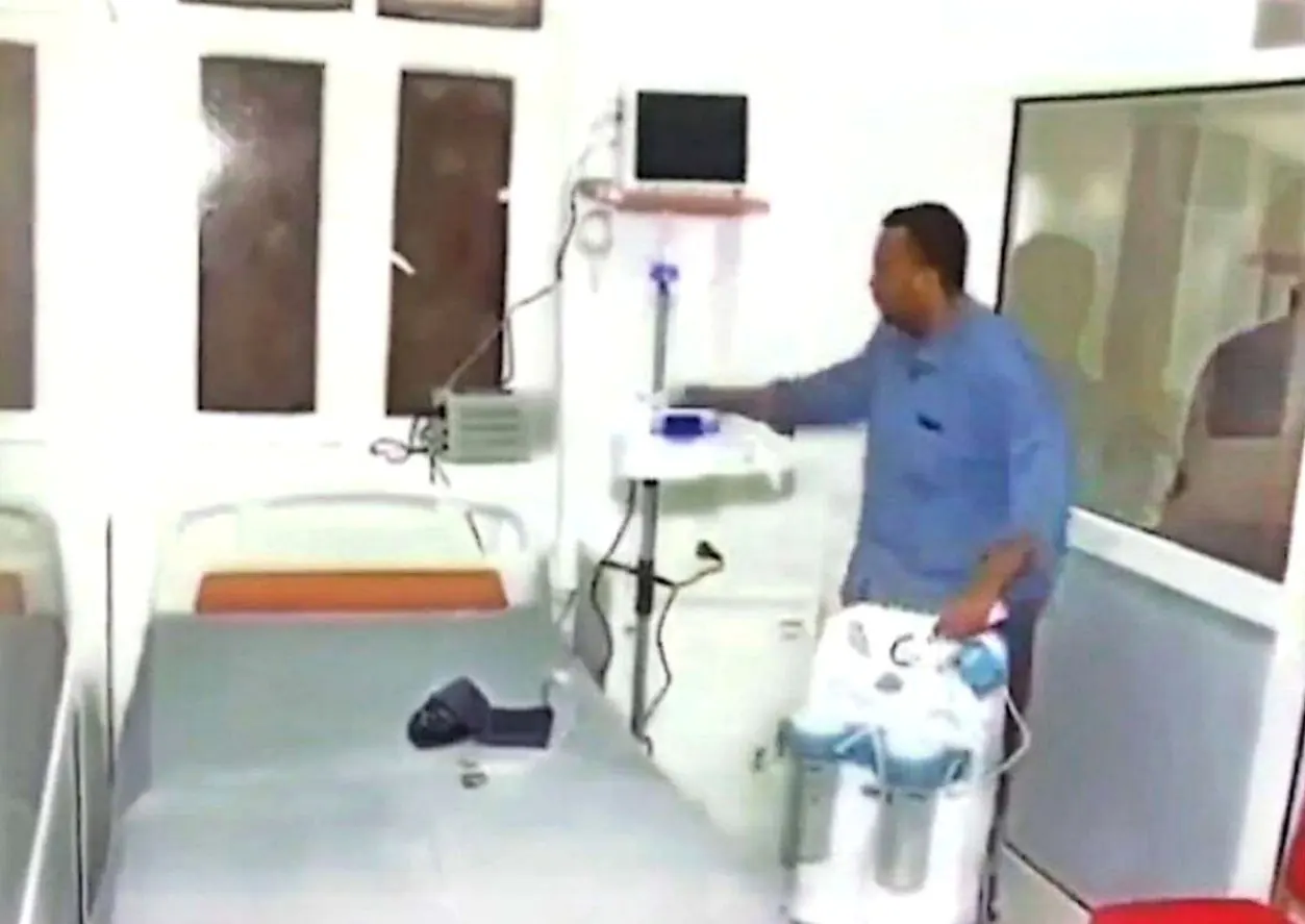 غرفة مجهزة بسرير وجهاز شفط طبي